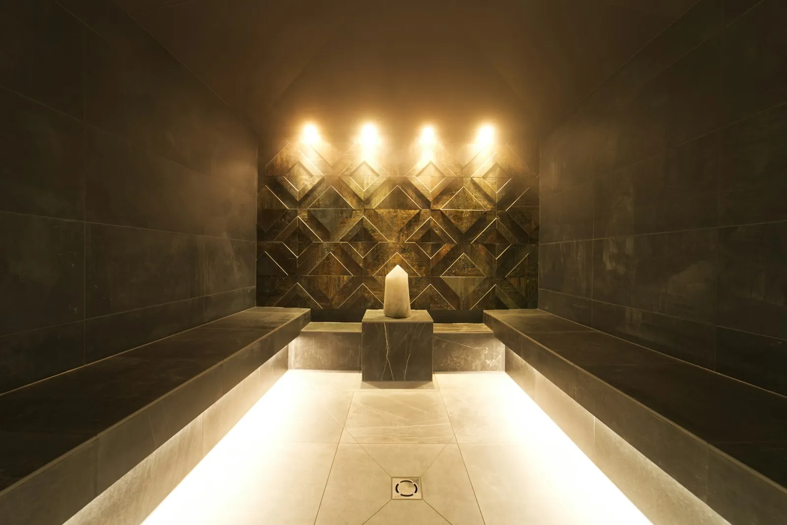 Bagno turco con candela e luce soffusa