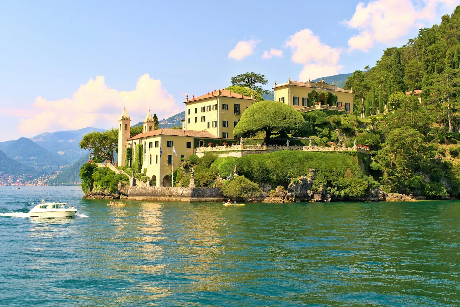 Villa d’epoca tra i giardini, affacciata sul lago