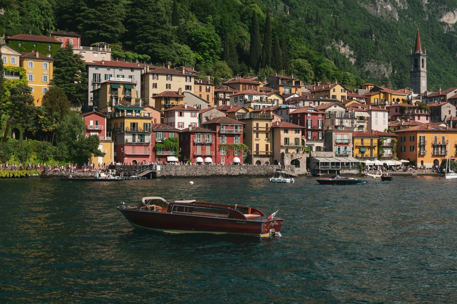 Motoscafo in legno sul lago davanti a Varenna