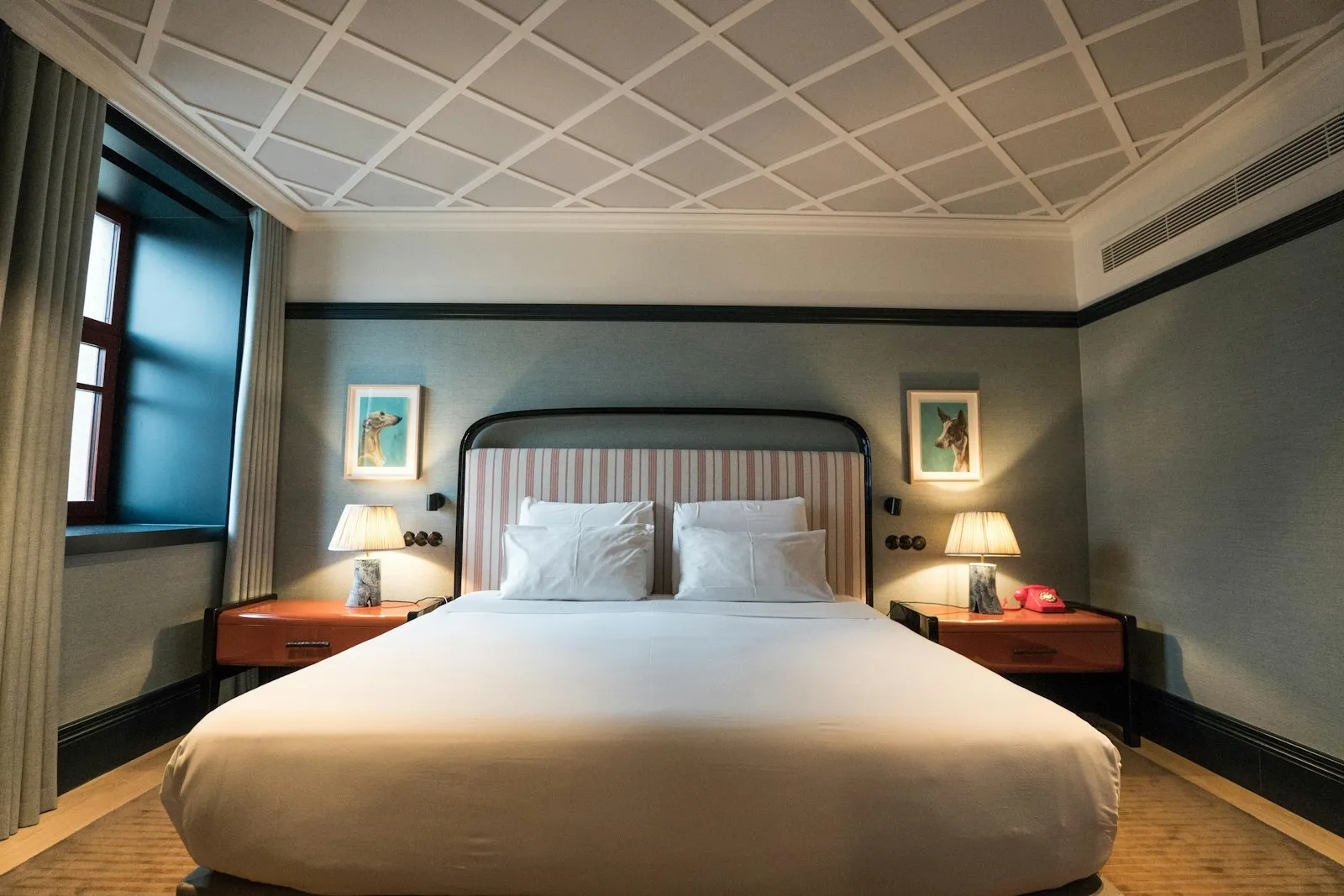 Suite con soffitto a cassettoni, letto matrimoniale e grandi finestre