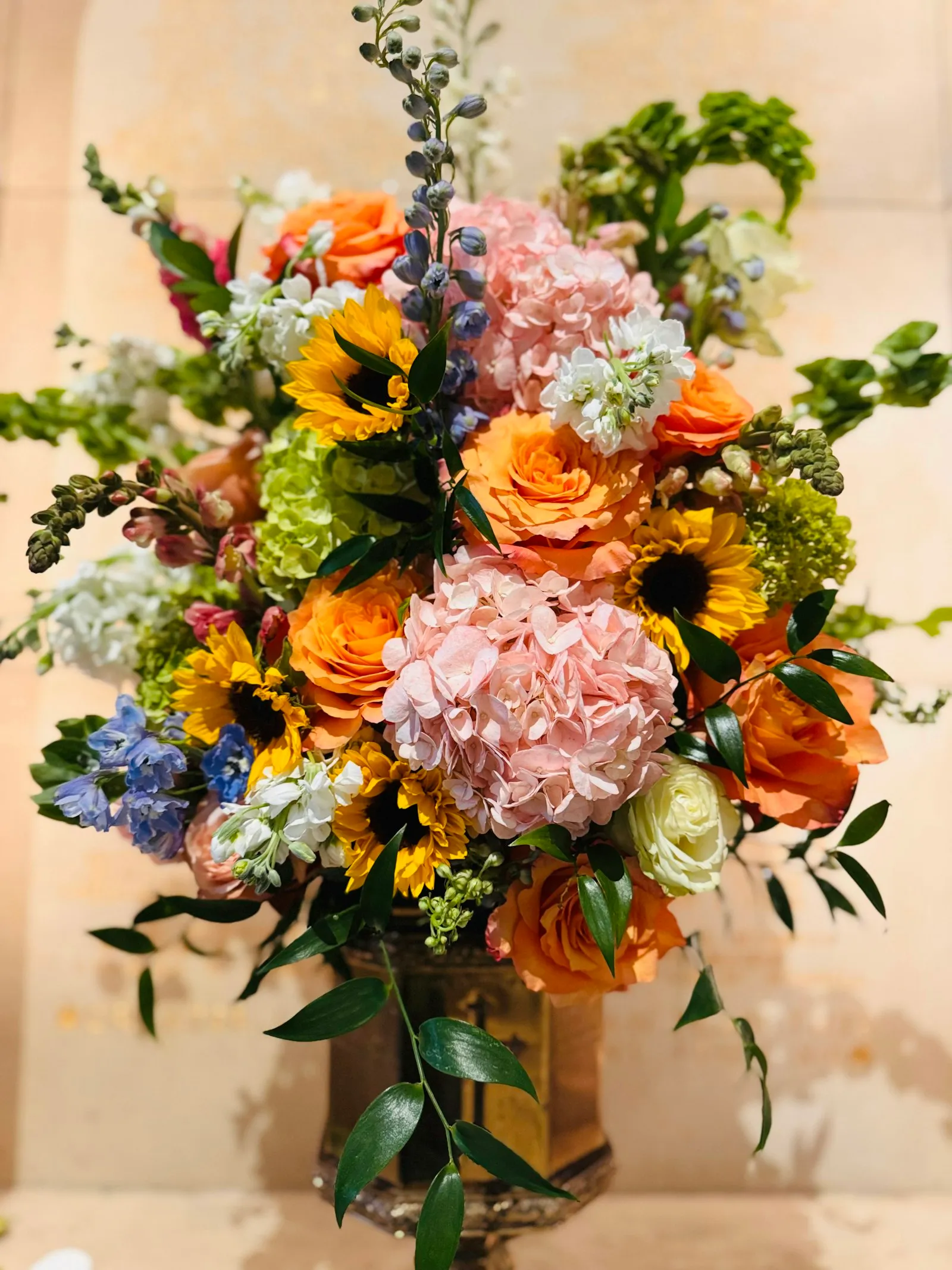 Grande bouquet colorato con girasoli, rose e ortensie