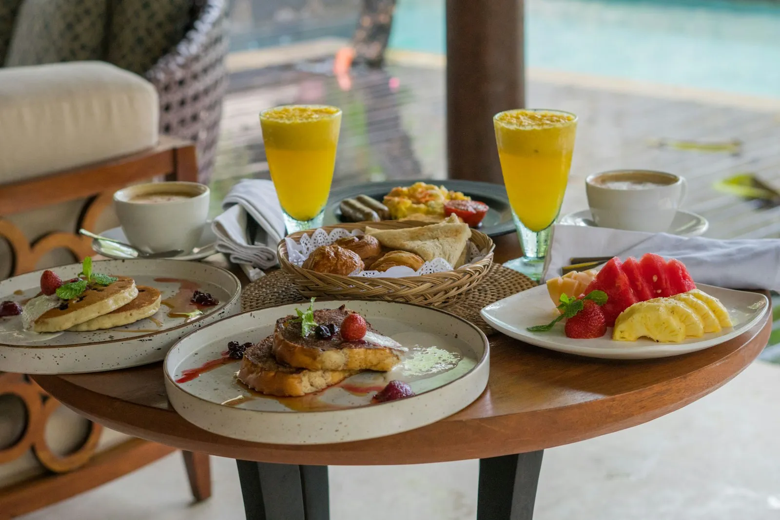 Colazione con spremute, frutta e dolci su un tavolo all'aperto