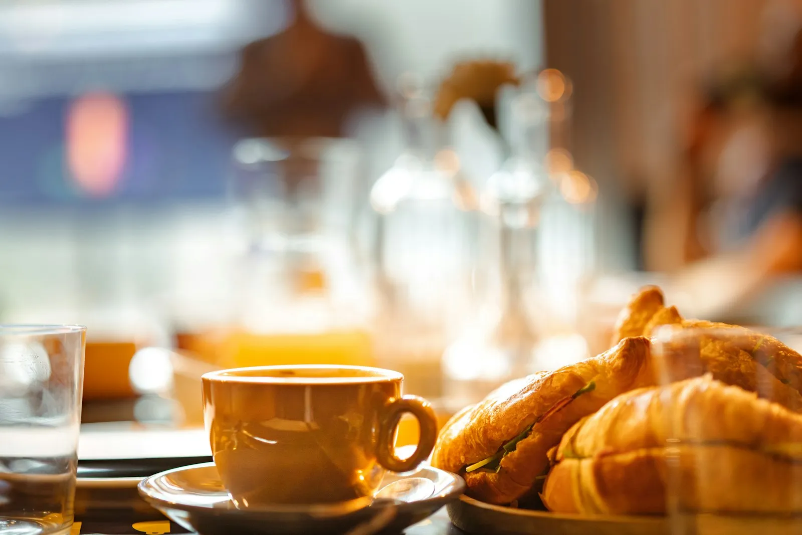 Cornetti e tazza di caffè su un tavolo