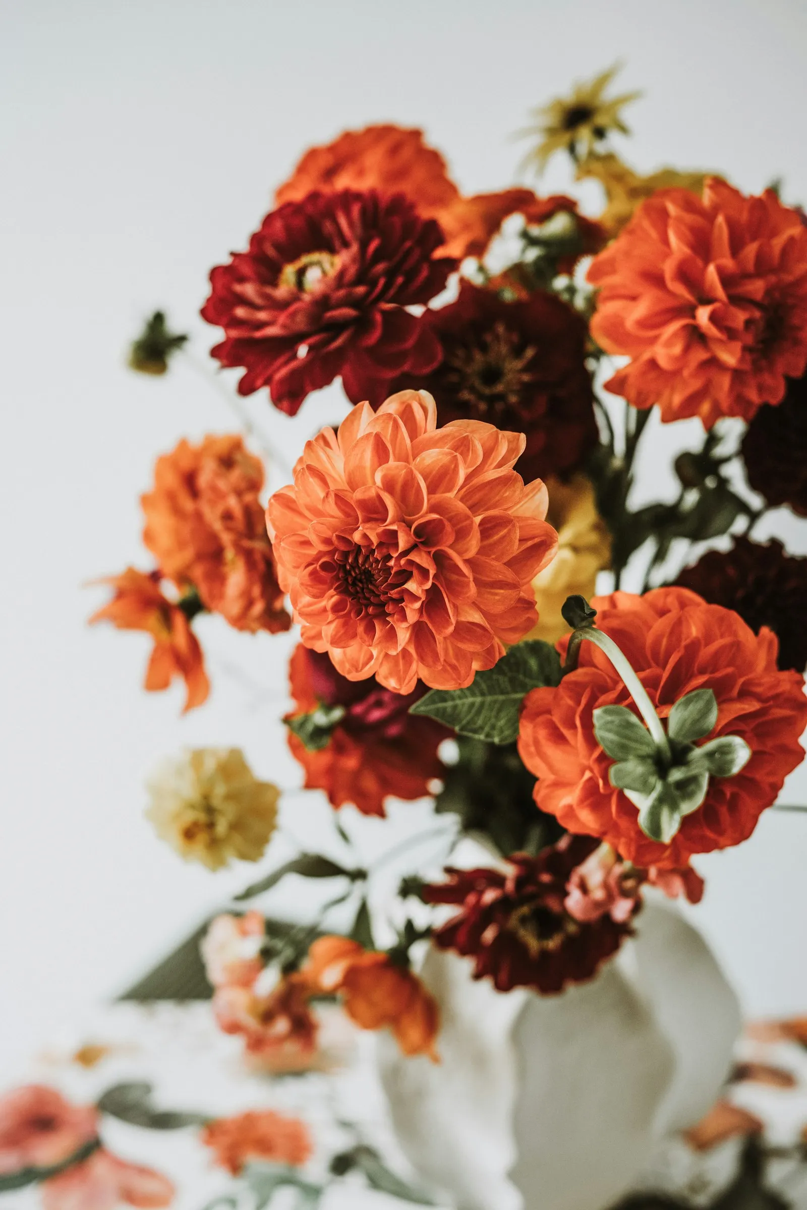 Bouquet di dalie arancioni e rosse