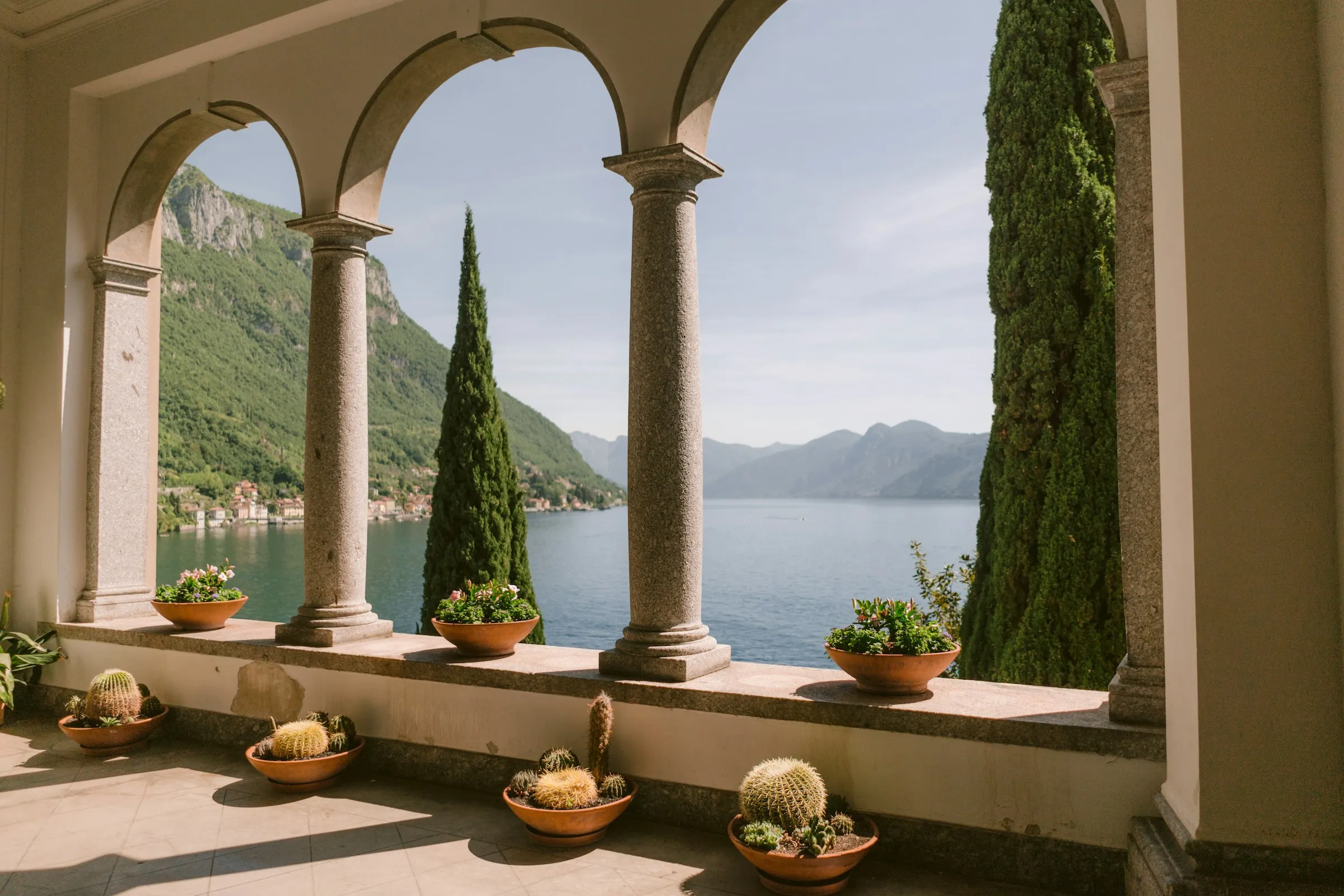 Loggia ad archi della villa affacciata sul Lago di Como