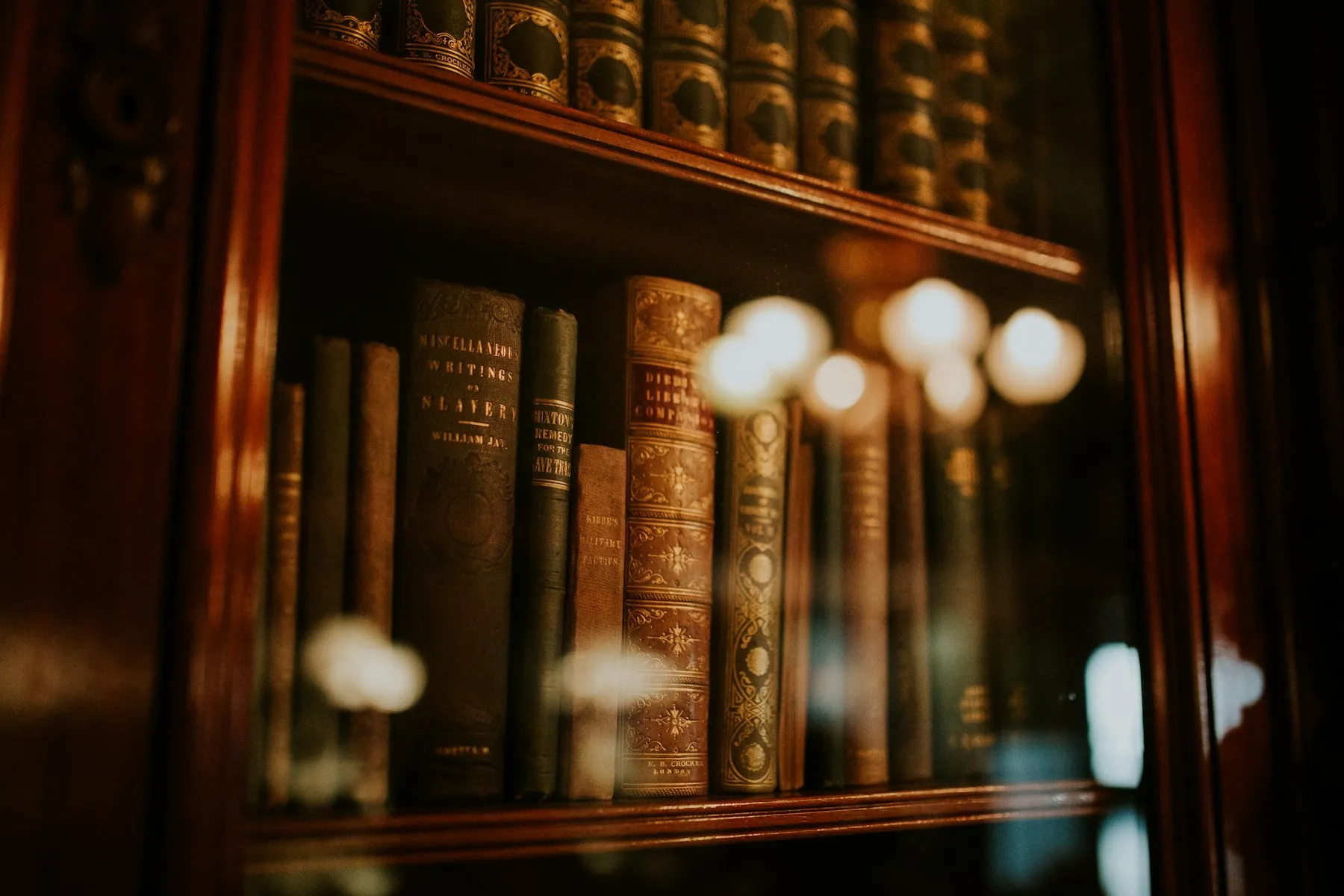 La biblioteca dello studio, con i codici e le raccolte di giurisprudenza