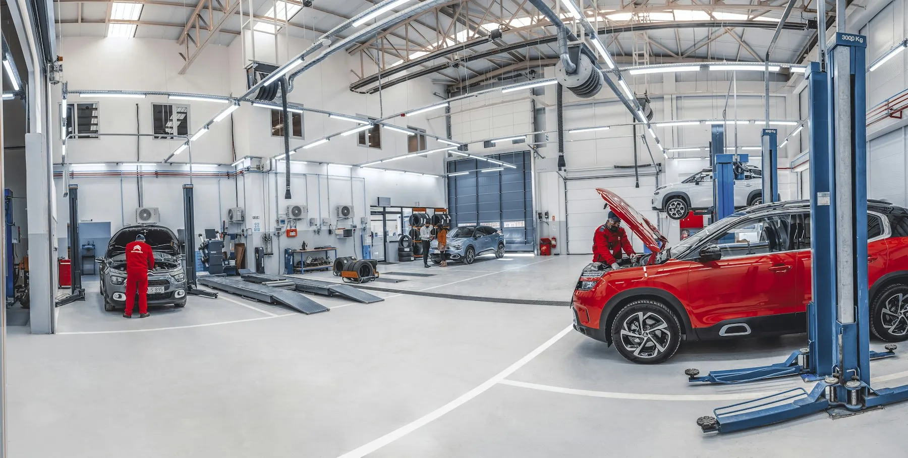 L’officina con le auto sui ponti sollevatori