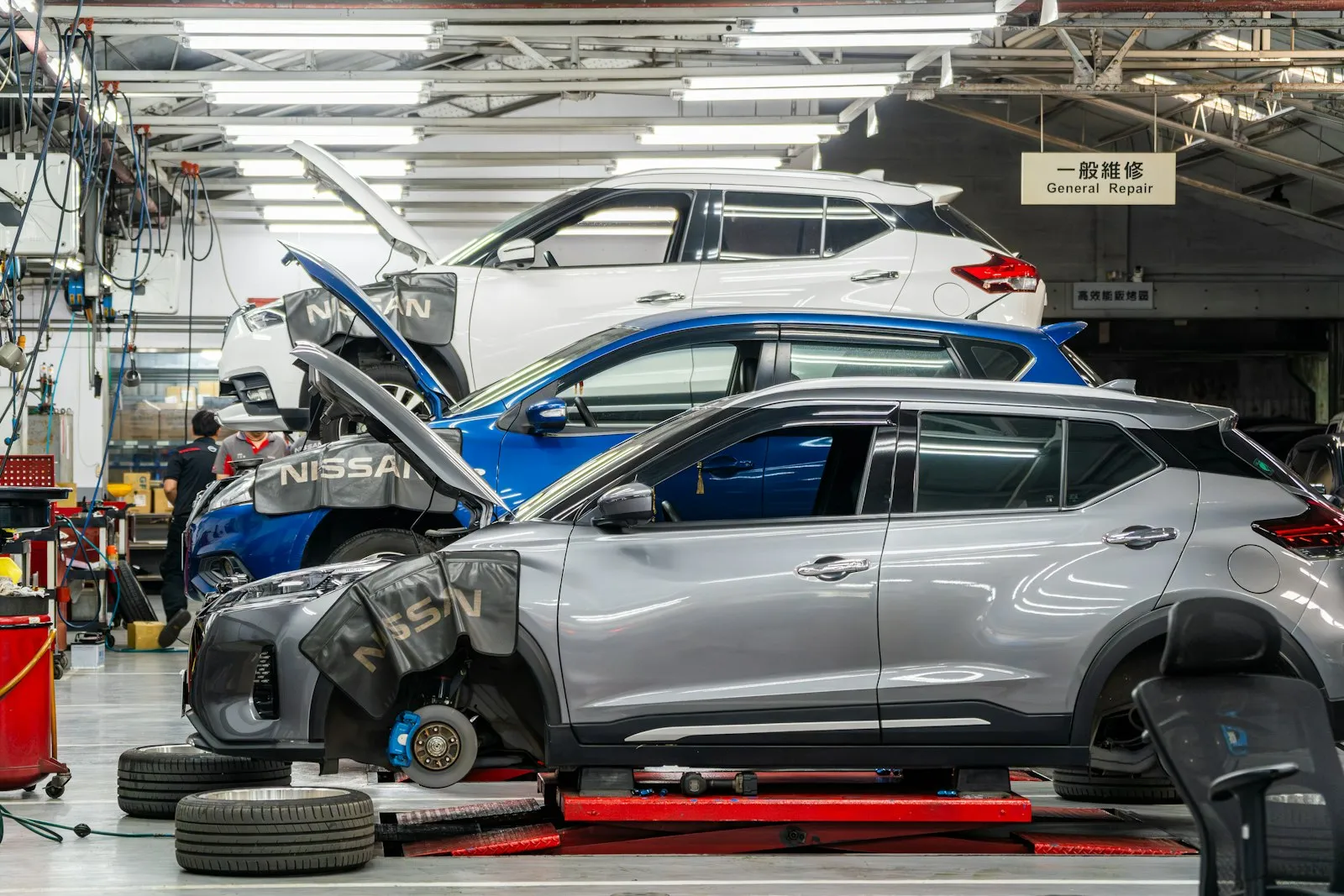 Auto in riparazione nel reparto meccanica