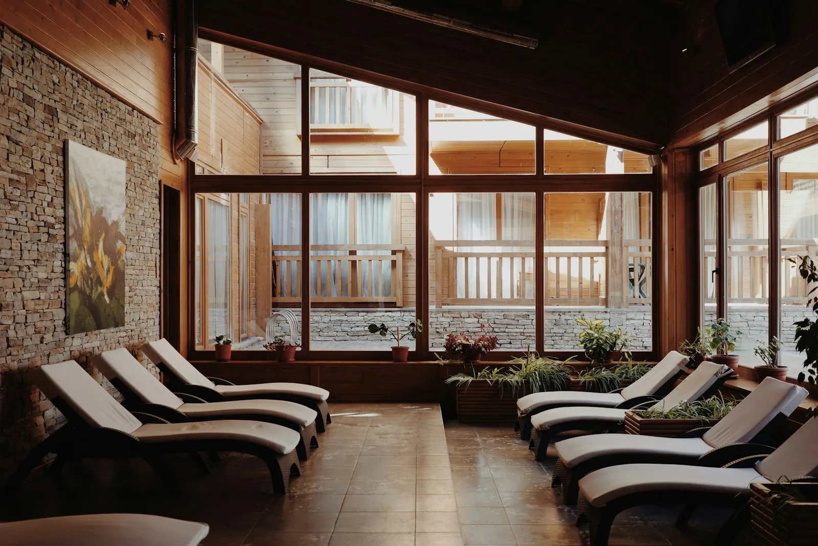 Sala relax con lettini e finestre