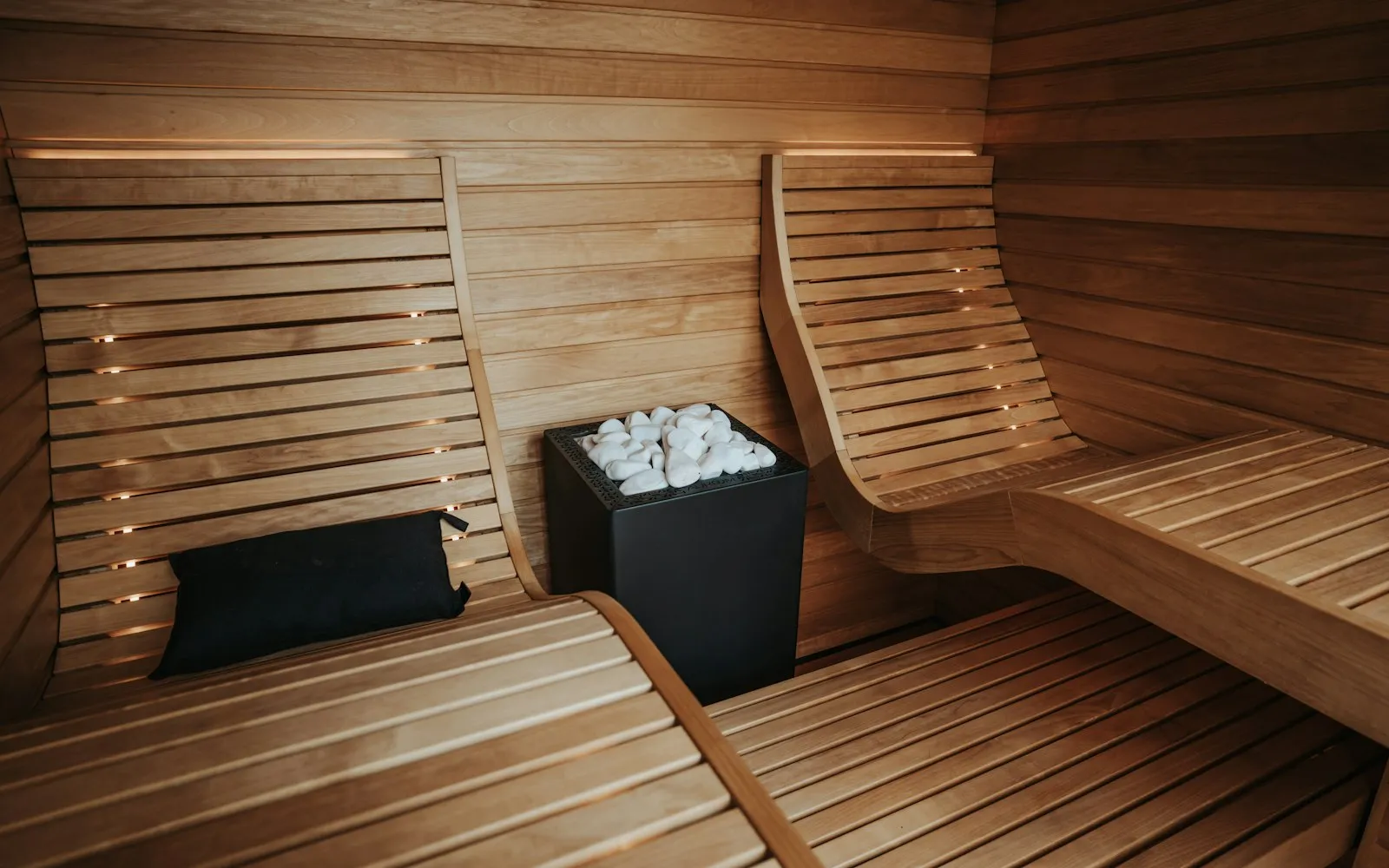 Sauna in legno con panche e stufa