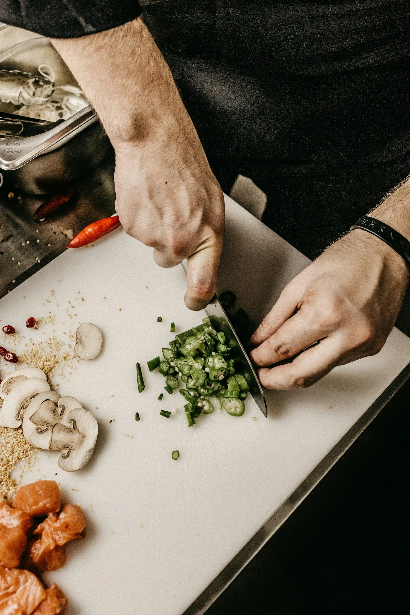 Preparazione delle verdure sul tagliere