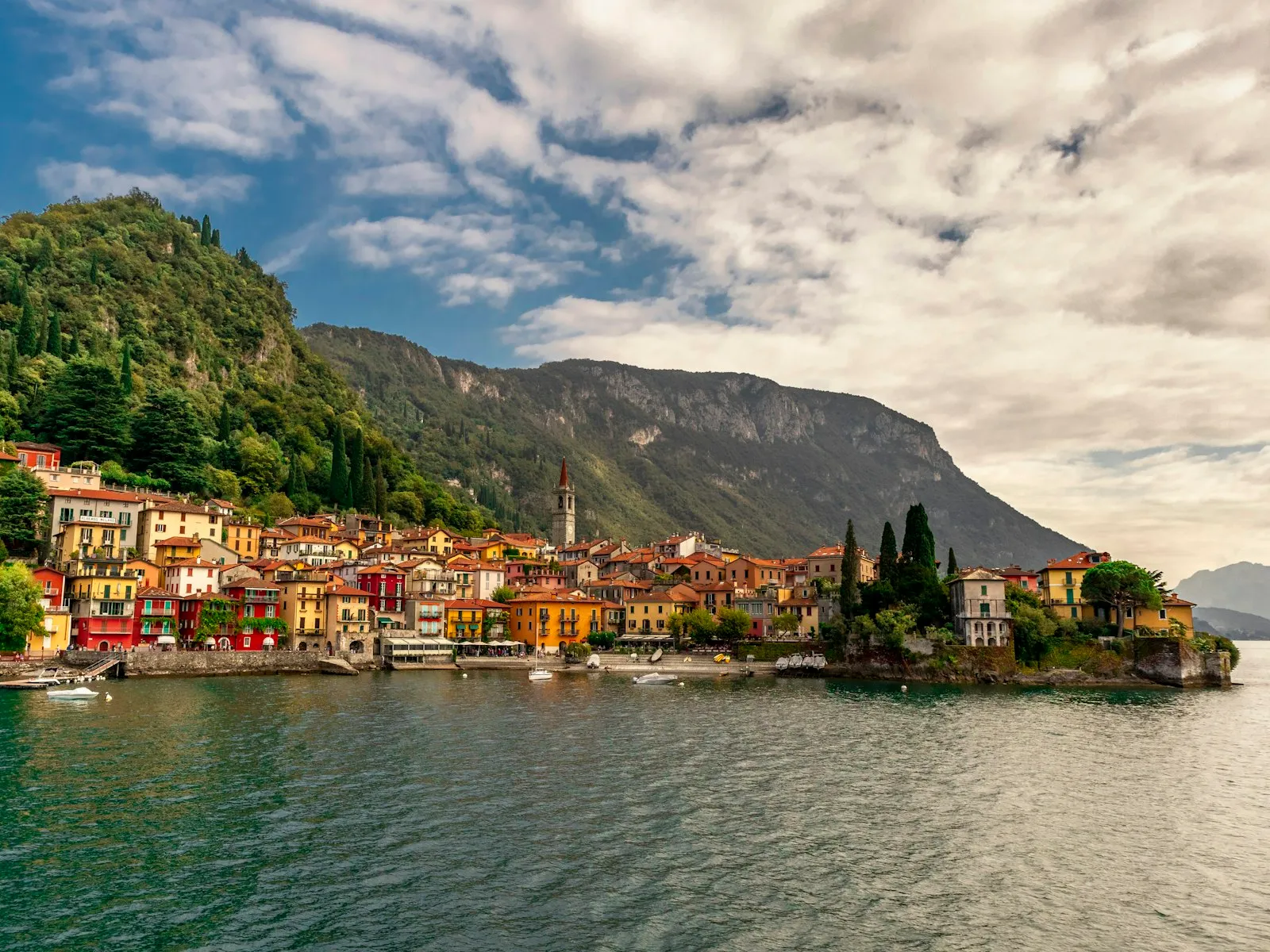 Il borgo di Varenna con le case colorate sul lago